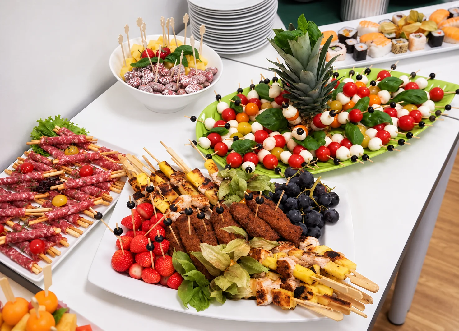 Fingerfood mit Spießen, Tomate-Mozzarella und Früchten